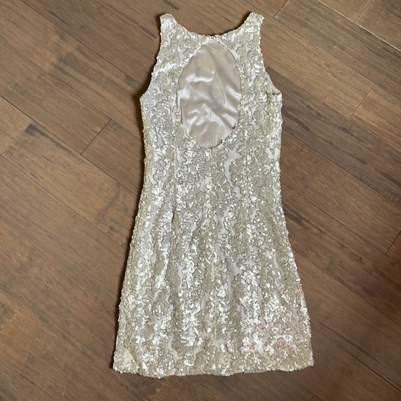 ❤️CACHE❤️Silver and Gray Beaded Mini Prom or Homecoming Dress - Picture 4 of 7